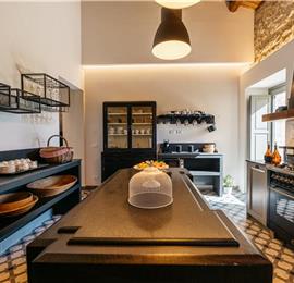  6 bedroom villa with heated pool in Modica, sleeps 18
